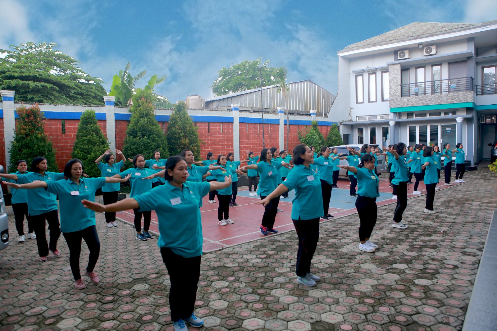 Sesi pembinaan fisik & kedisiplinan peserta PT. Buana Lintas Karya di halaman BLKLN